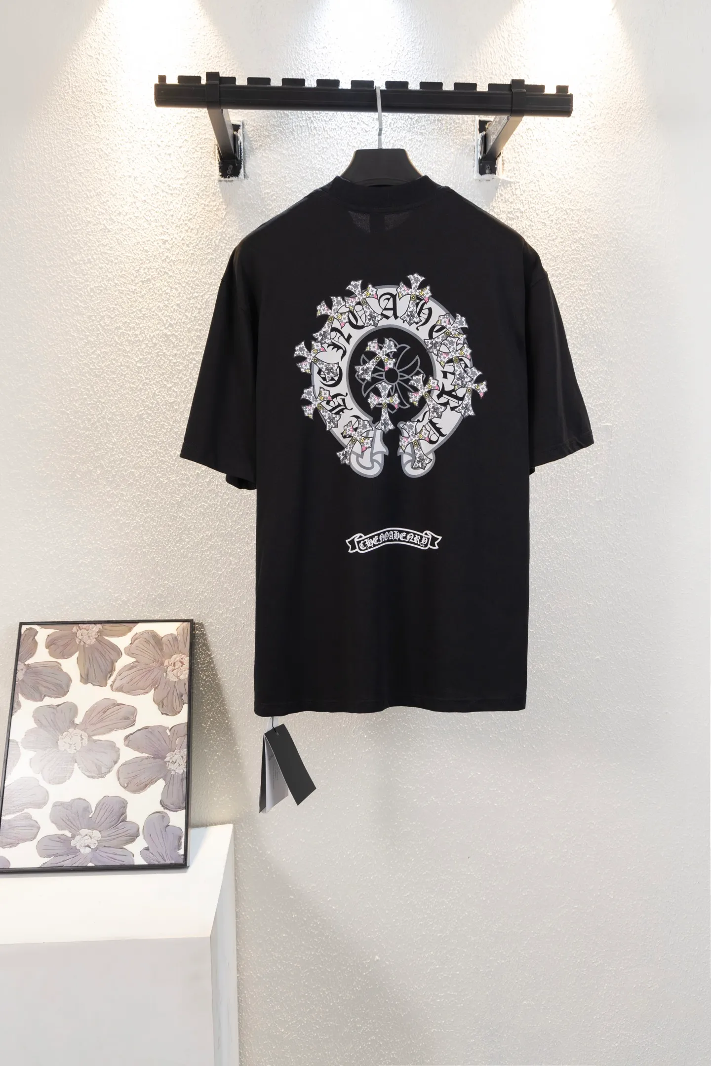 🅿️170 top version model number k8045 CH Kejia Sanskrit cross heavy embroidery T-shirt! Every one of Crow's products is really unique. Every piece has a back view. This leather label design is really cool. The leather label and silver jewelry design make the whole dress the icing on the cake. The texture of the whole short-sleeved piece is really amazing. It is made of 260g pure cotton fabric! 100% authentic to the official version, with all the details. All cuffs, shoulder seams, armholes, and necklines are all double-needle crimping. This is the rigorous craftsmanship that big brands should have. Details determine quality. The original washed tag packaging is full of style! The whole piece adopts three-needle and five-thread technology (neckline-shoulder seam-sleeve seam-double-pressed thread, which looks more three-dimensional and textured) and has the same craftsmanship as the original original, with a classic version, small dropped shoulders, and a micro silhouette! Color: Black White Size: XS-L